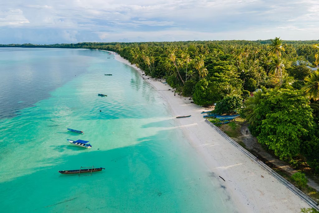 destinasi pantai di malukuPantai ngurbloat