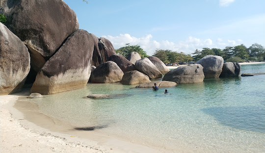 Pantai tanjung tinggi di pulau belitung.