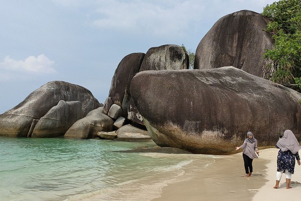 Pantai Tanjung Tinggi Belitung