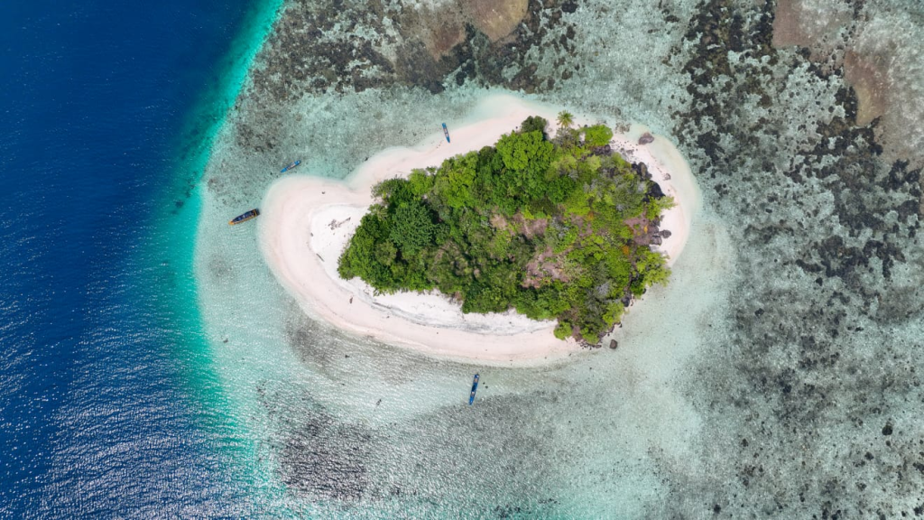 Wisata Pantai Maluku Utara