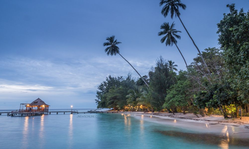 Pantai Ora Maluku Tengah