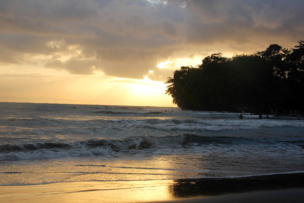 Pantai Batu Jawa Barat