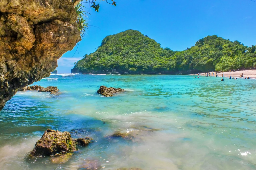 Keindahan Pantai Teluk Asmara